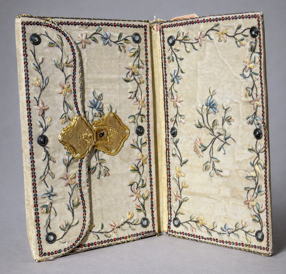 Louis XVI Period Wallet, Object Of Virtue, 18th Century, Silk Embroidery, Notebook, Gold Clasp
