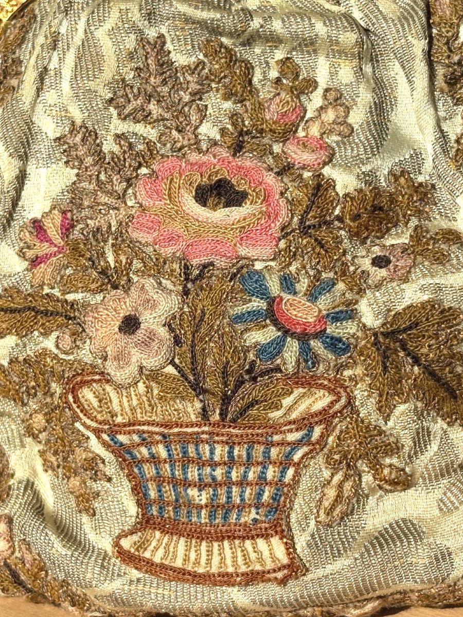 Sac / Reticule , Epoque 1820 , Monture à l'etrusque , Broderie , Panier de Fleurs , Bourse -photo-4