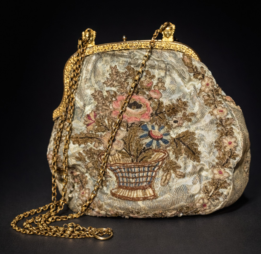 Sac / Reticule , Epoque 1820 , Monture à l'etrusque , Broderie , Panier de Fleurs , Bourse 