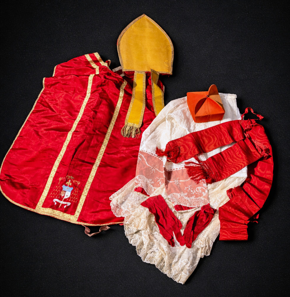 Tenue De Cardinal , Surplis En Dentelle , Mitre , Gants , Barrette Rochet , Fascia , Dalmatique