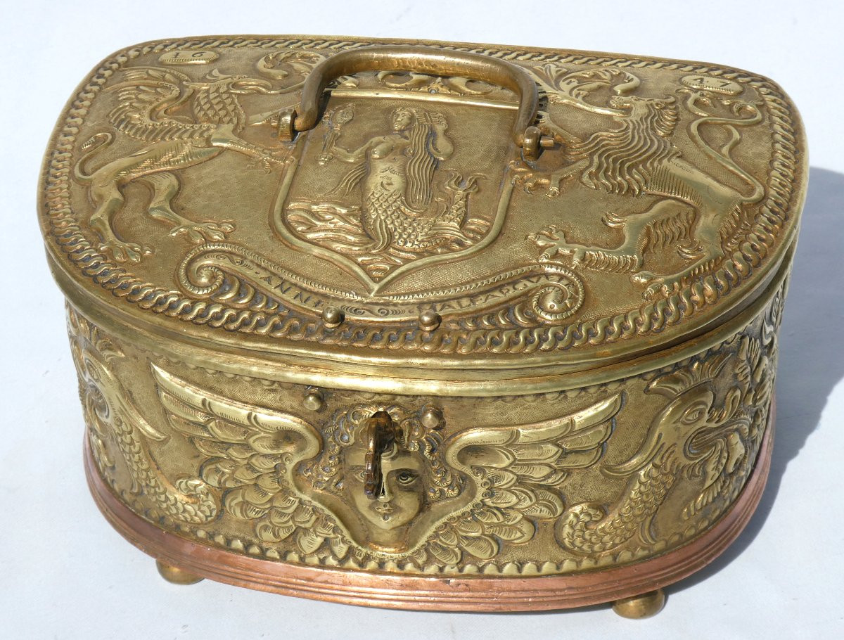 Epoque XVIIe Siecle Jewelry Box , Repoussé Brass , Heraldic Mermaid Decoration , Box Ecrin-photo-3