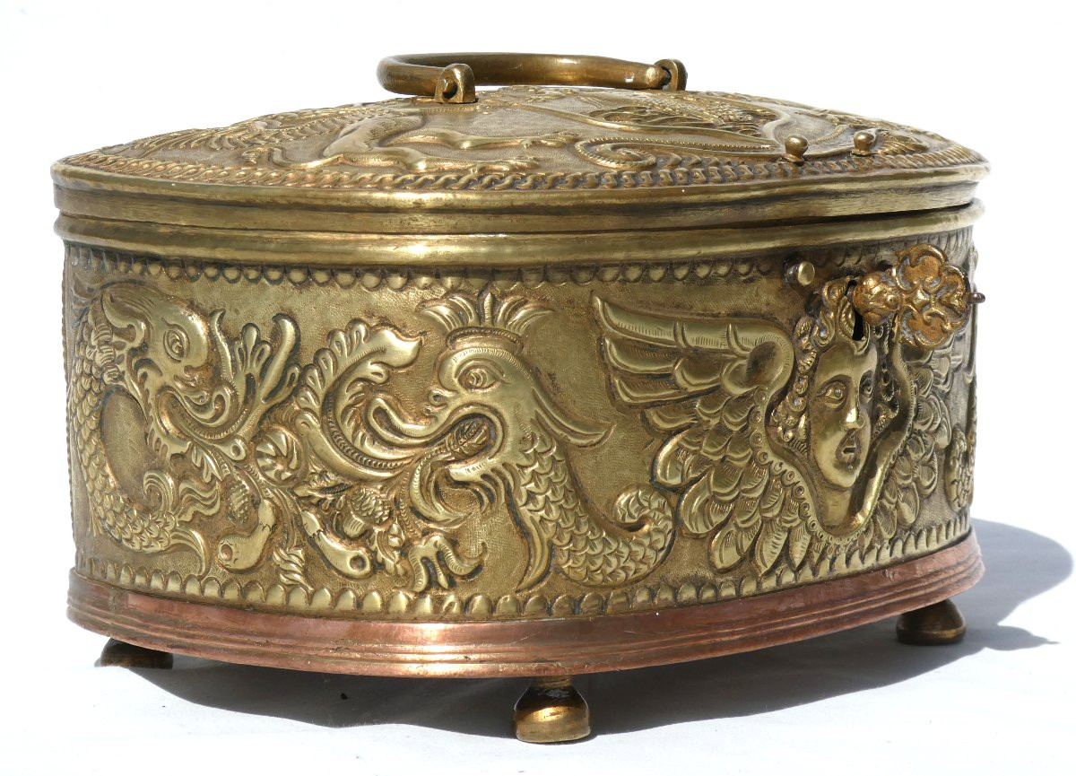Epoque XVIIe Siecle Jewelry Box , Repoussé Brass , Heraldic Mermaid Decoration , Box Ecrin-photo-4