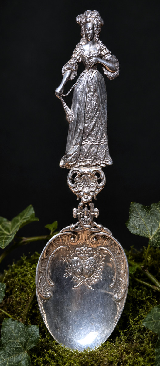 Large Piece In Solid Silver XIXth , Portrait Marie Antoinette , Historical Souvenir , Louche