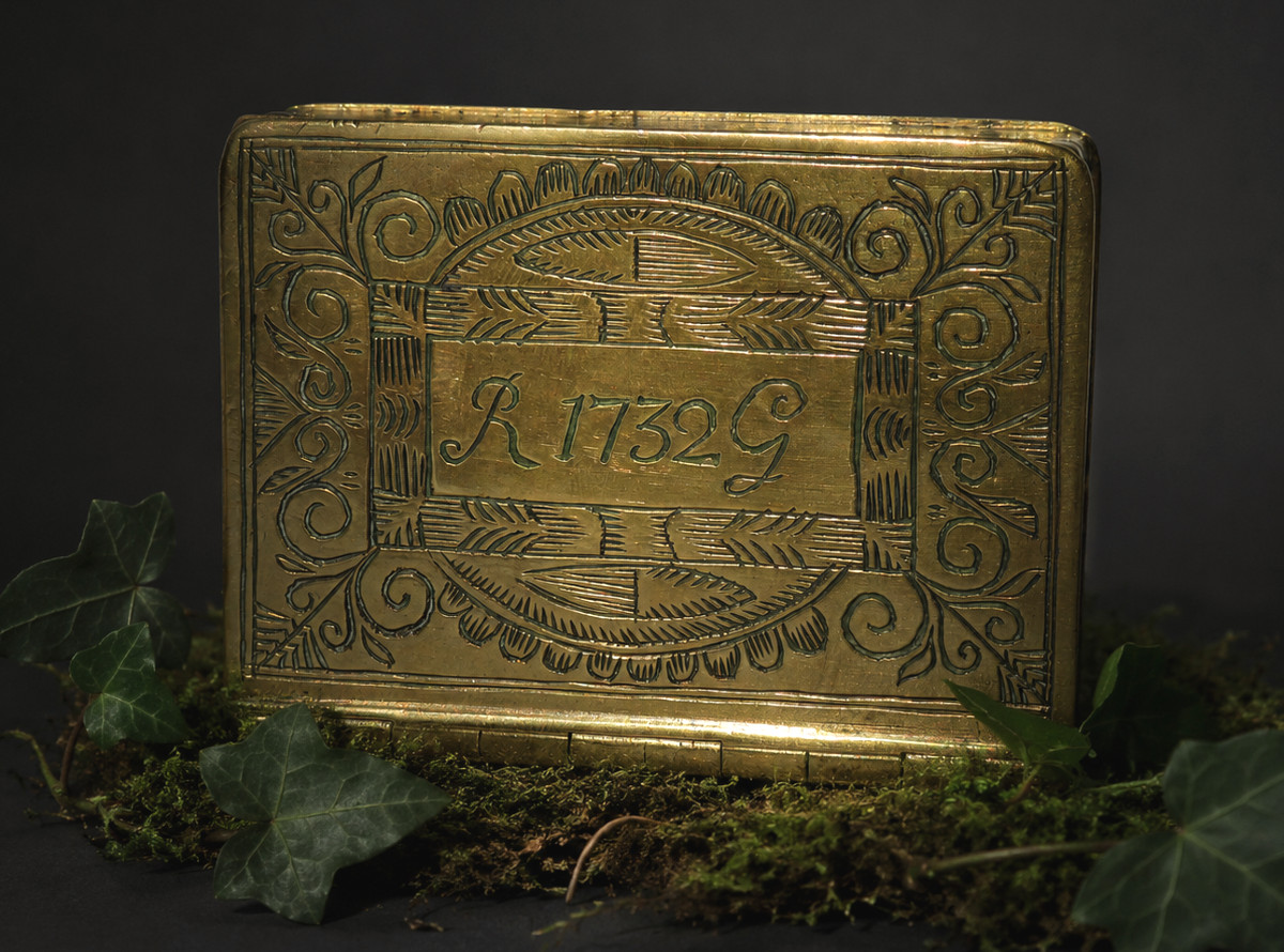 Tabatiere XVIIIe , Boite à Tabac , Laiton Gravé , Datée 1732 , Monogrammée Rg , Louis XV