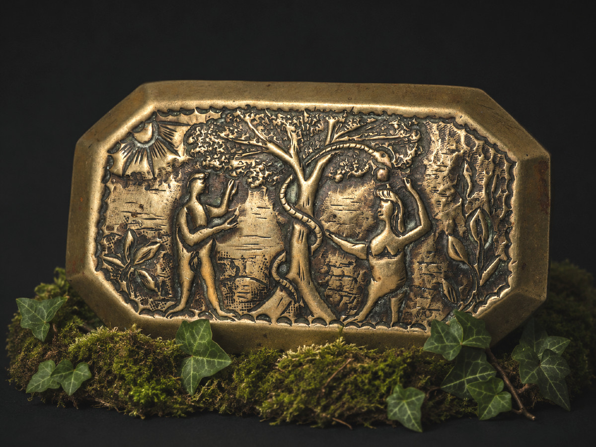 Tabatiere XVIIIe , Laiton Repoussé ; Scene Biblique , Adam & Eve , Blague à Tabac , Flandres 
