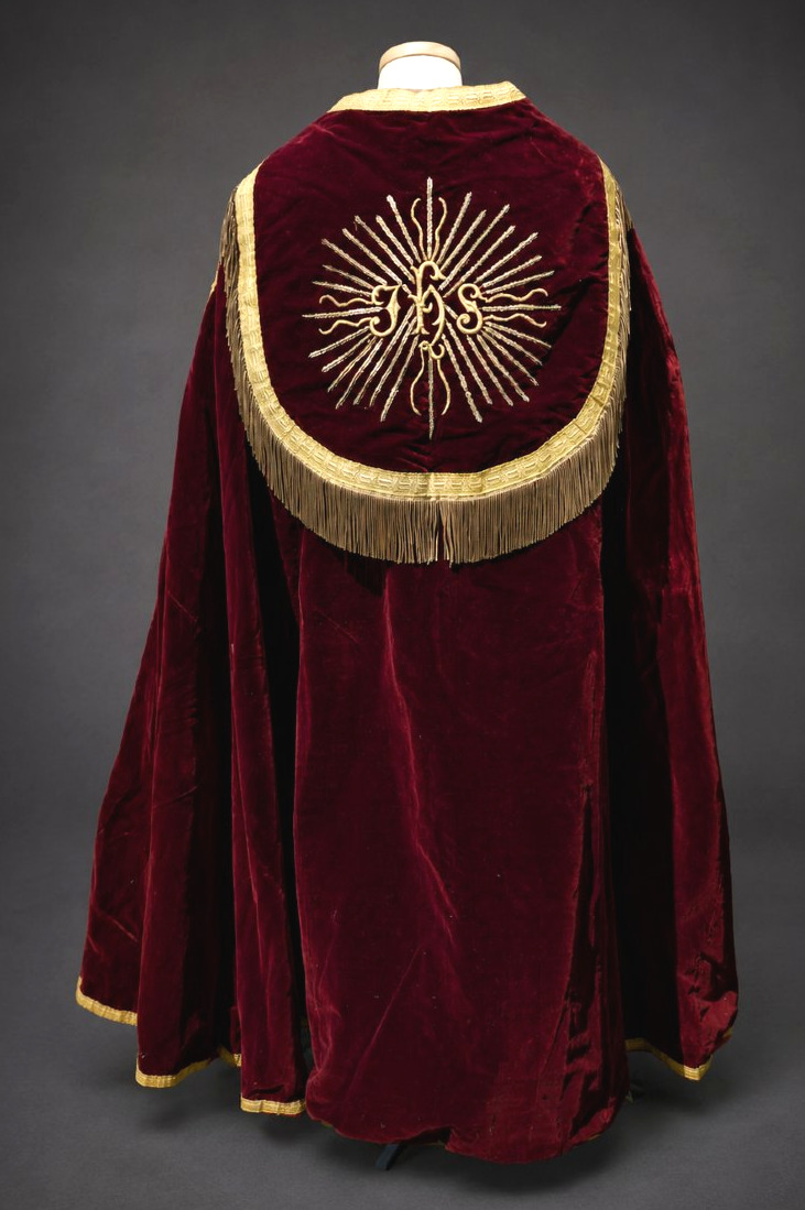 Important Liturgical Cape In Bordeaux Silk Velvet And Gold Braids - 19th Century , Costume
