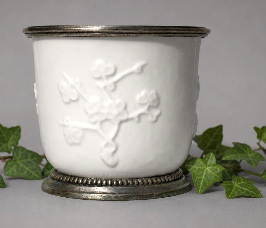Soft-paste Porcelain Pot/vase From Saint-cloud, 18th Century, Blanc De Chine, 