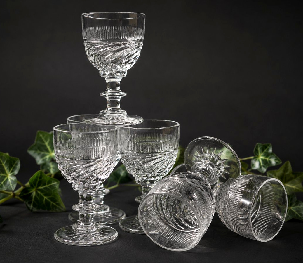 Serie de 6 verres En cristal Taillé & Moulé de Baccarat , Epoque Charles X , Style Empire 1800 