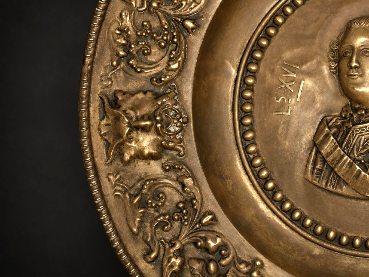 Large Royalist Plate In Repoussé Brass, Renaissance Style, Portrait Of King Louis XVI, 19th Century-photo-2