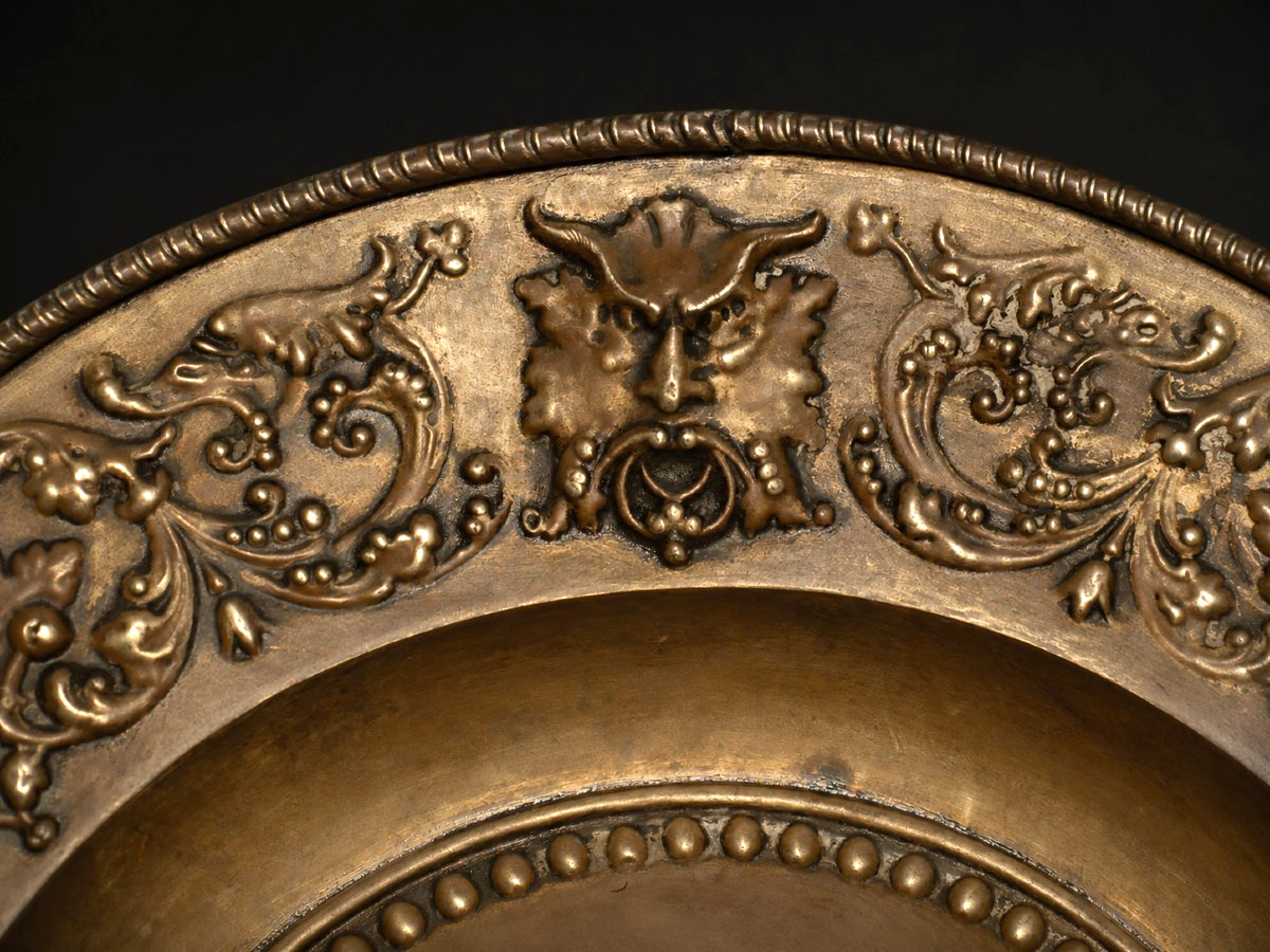 Large Royalist Plate In Repoussé Brass, Renaissance Style, Portrait Of King Louis XVI, 19th Century-photo-3