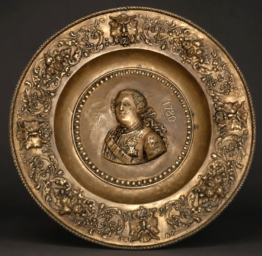 Large Royalist Plate In Repoussé Brass, Renaissance Style, Portrait Of King Louis XVI, 19th Century-photo-4