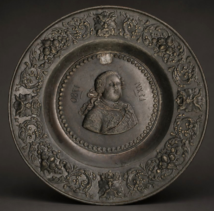 Large Royalist Plate In Repoussé Brass, Renaissance Style, Portrait Of King Louis XVI, 19th Century-photo-1