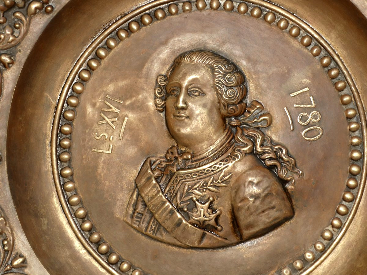 Large Royalist Plate In Repoussé Brass, Renaissance Style, Portrait Of King Louis XVI, 19th Century-photo-2