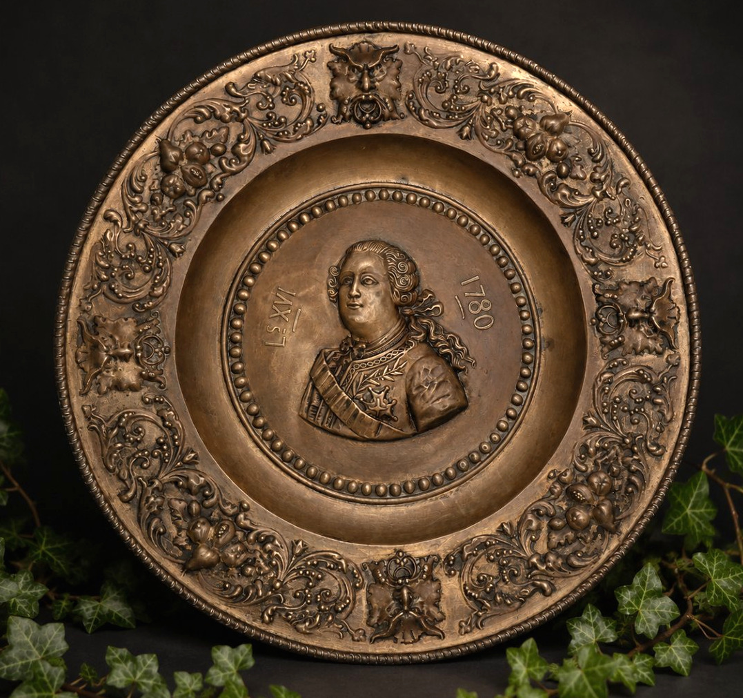 Large Royalist Plate In Repoussé Brass, Renaissance Style, Portrait Of King Louis XVI, 19th Century