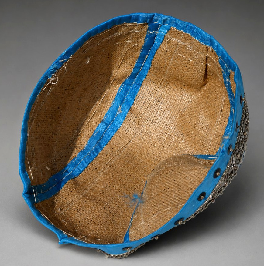 19th-century Alsatian Hat / Headpiece, Blue Silk And Silver Brocade, 19th Century, Costume-photo-2