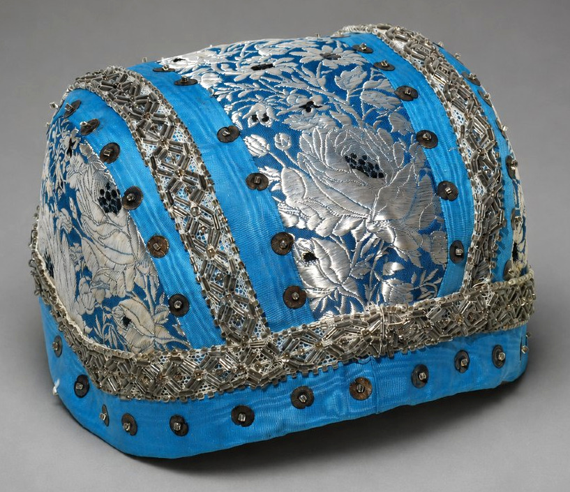 19th-century Alsatian Hat / Headpiece, Blue Silk And Silver Brocade, 19th Century, Costume-photo-1