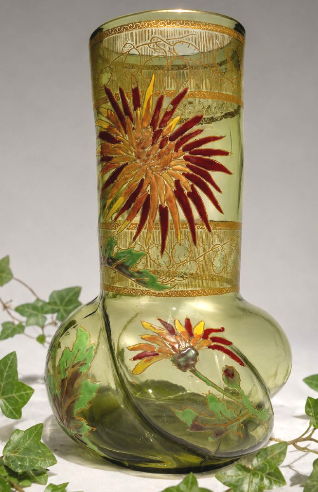 Vase en verre émaillé de Théodore Legras – Décor de chrysanthèmes – Art nouveau XIXe