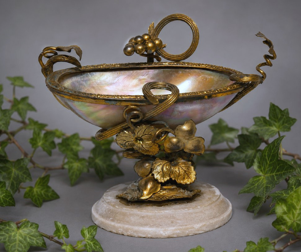 Baguier en nacre, bronze doré & albâtre – Époque Napoléon III , XIXe Dieppe , Vide Poche