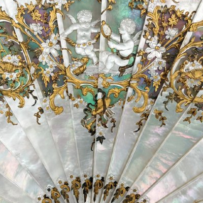  Eventail de la Maison Duvelleroy, feuille signée Gustave Lasselaz – Nacre sculptée 1890 Paris-photo-2