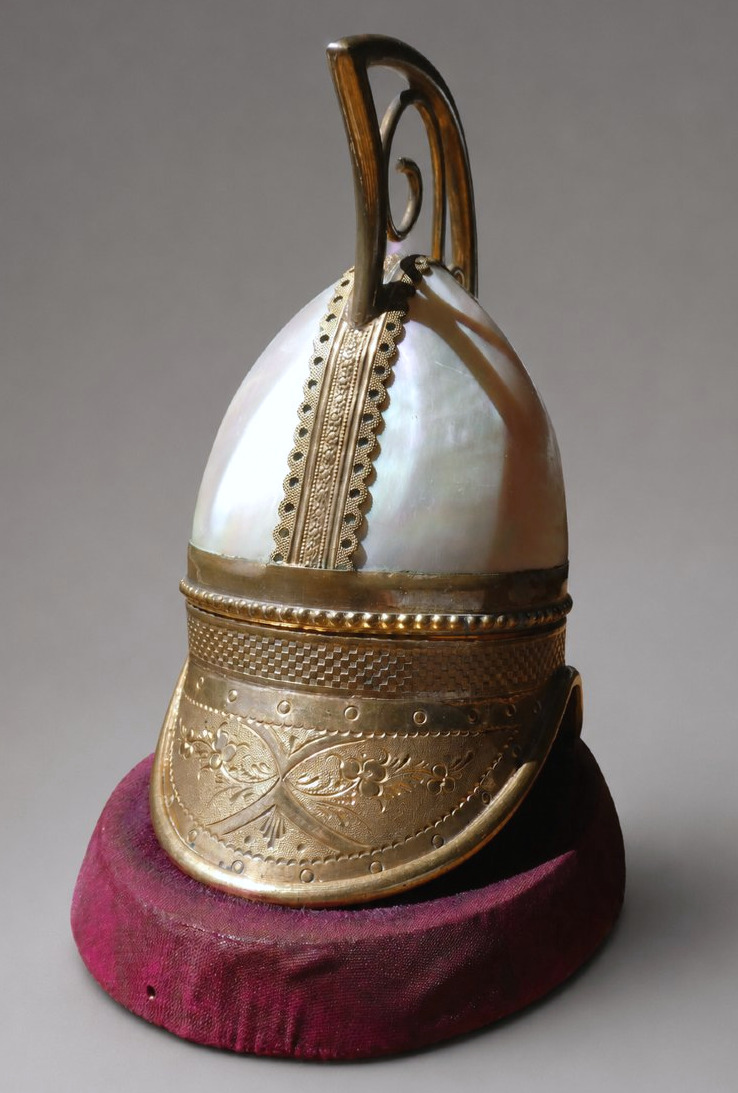 Boîte à bijoux en nacre & laiton ciselé en forme de casque de pompier Époque Napoléon III XIXE-photo-2