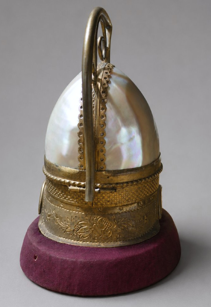 Boîte à bijoux en nacre & laiton ciselé en forme de casque de pompier Époque Napoléon III XIXE-photo-4