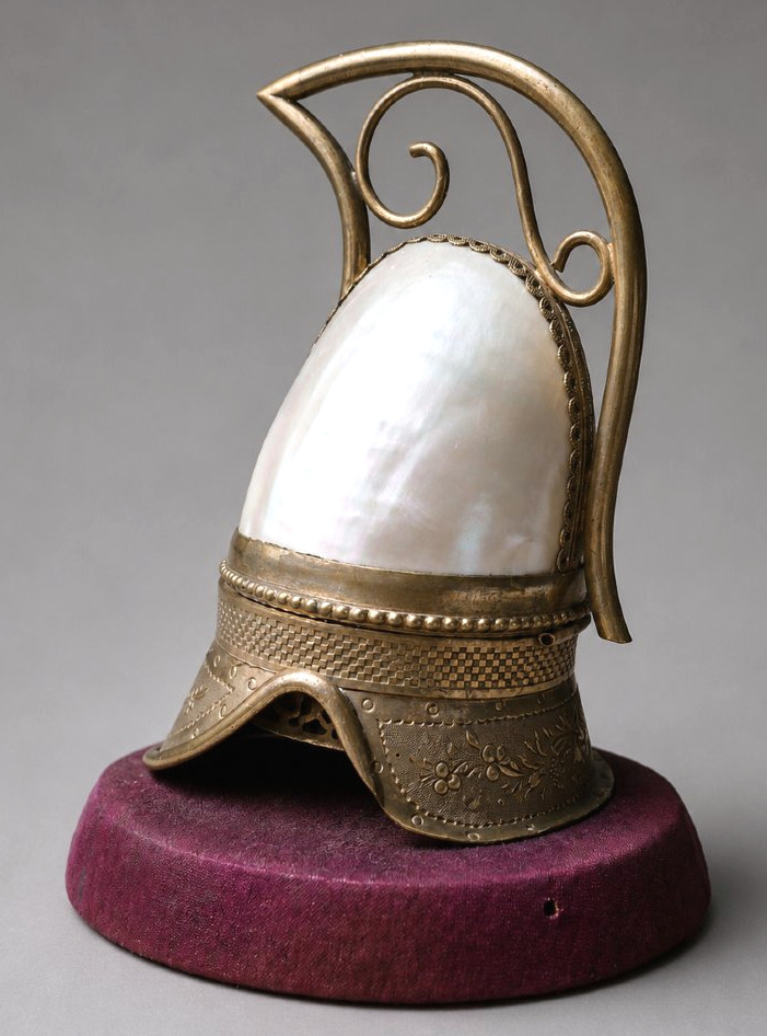 Boîte à bijoux en nacre & laiton ciselé en forme de casque de pompier Époque Napoléon III XIXE-photo-1
