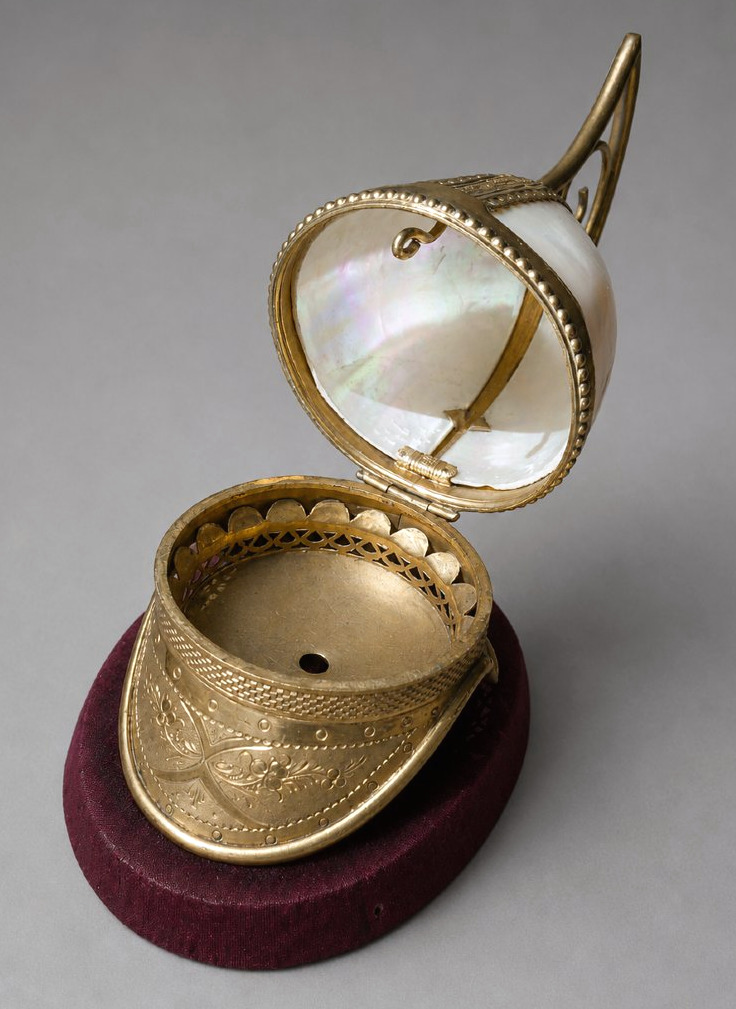 Boîte à bijoux en nacre & laiton ciselé en forme de casque de pompier Époque Napoléon III XIXE-photo-2