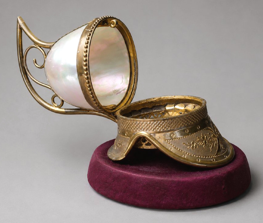 Boîte à bijoux en nacre & laiton ciselé en forme de casque de pompier Époque Napoléon III XIXE-photo-3