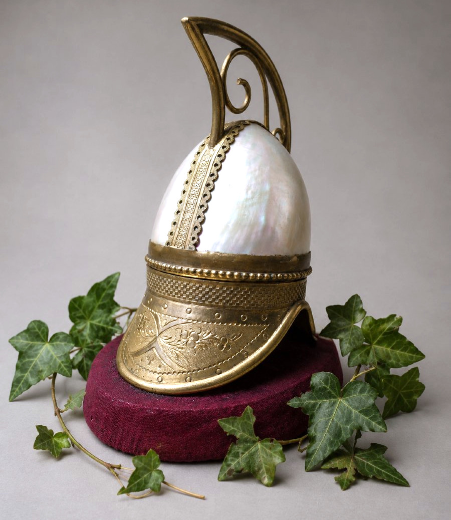 Boîte à bijoux en nacre & laiton ciselé en forme de casque de pompier Époque Napoléon III XIXE
