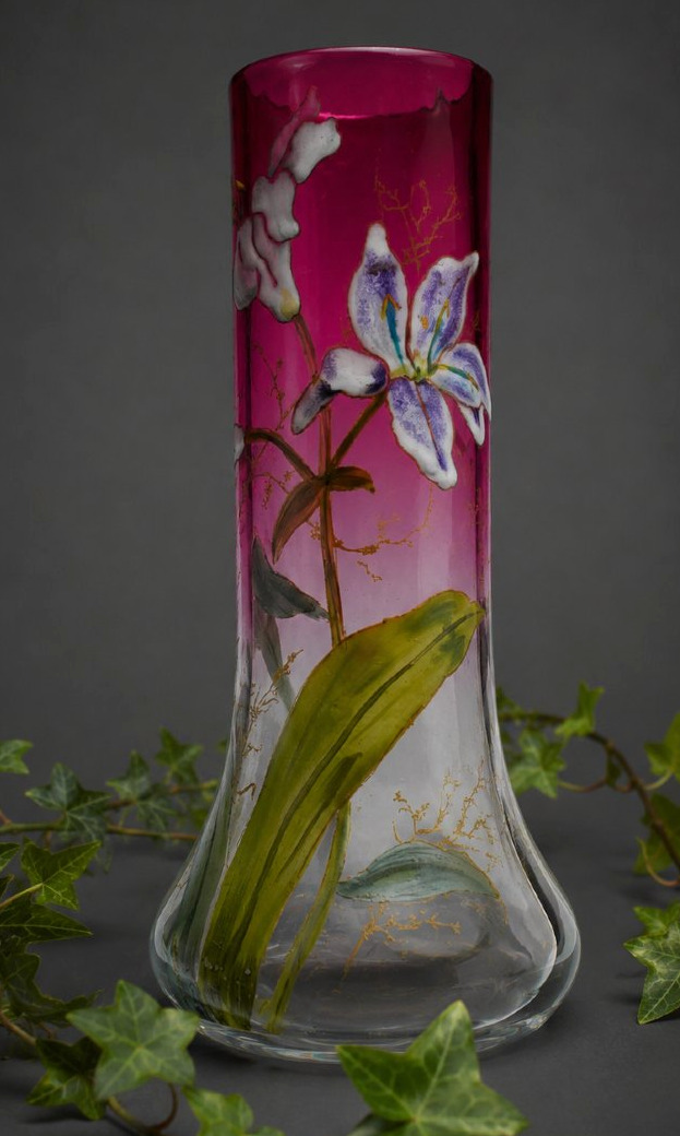Vase en verre émaillé de Théodore Legras Décor de lys  Époque Art nouveau XIXe Saint Denis