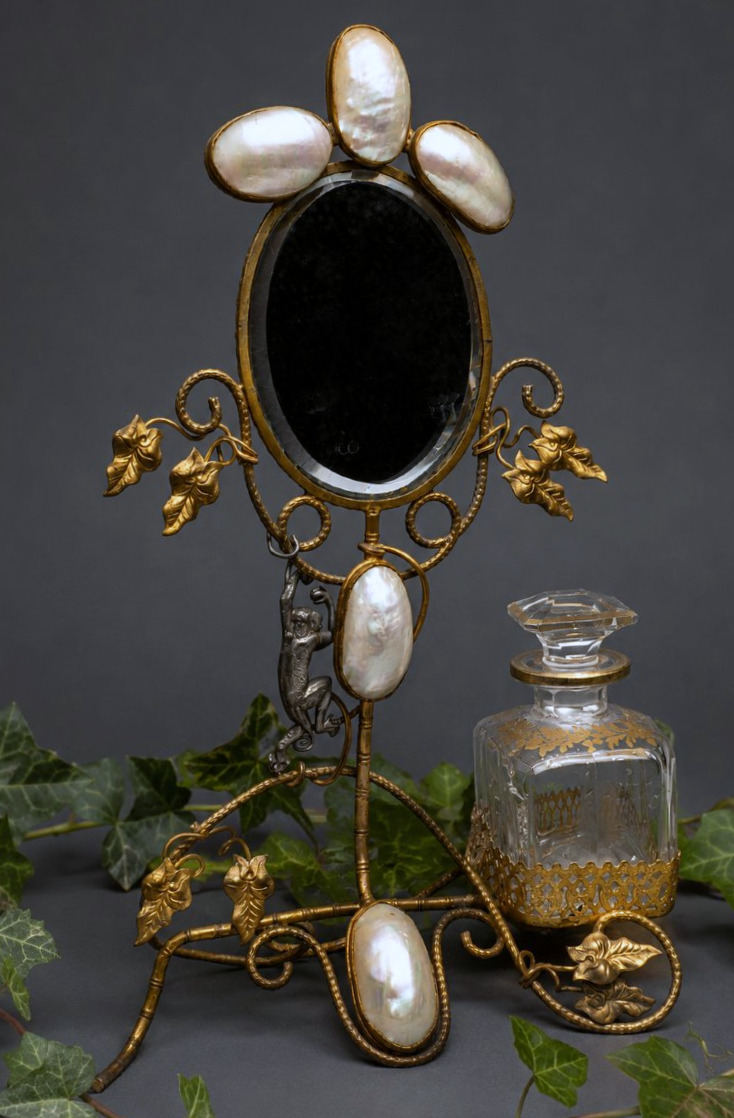 Nécessaire de toilette Nacre & cristal de Baccarat Époque Napoléon III Singe Parfum XIXe Paris