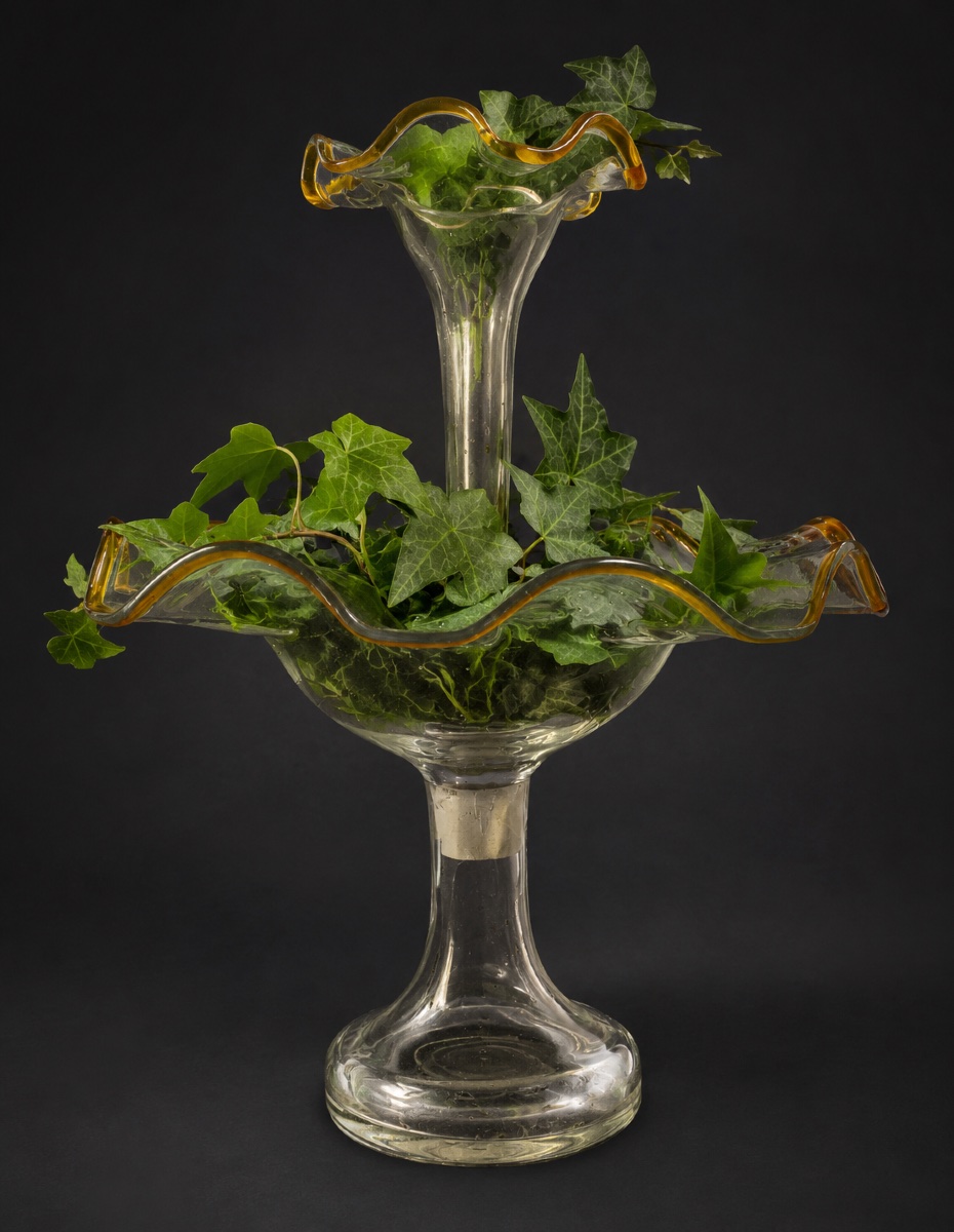 Napoleon III-era Tulip Vase, Table Centerpiece, Standing Bowl, 19th-century Blown-glass Planter-photo-2