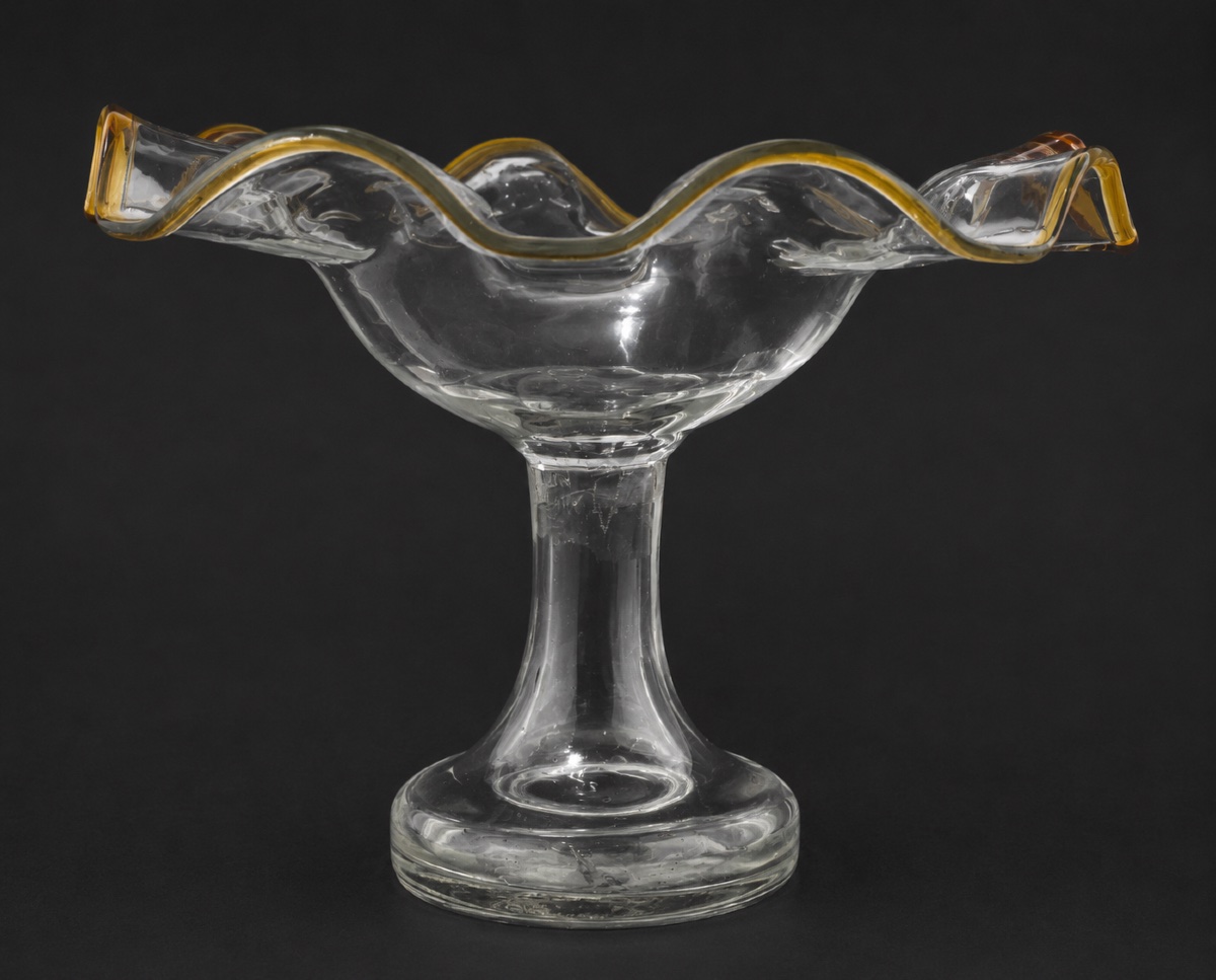 Napoleon III-era Tulip Vase, Table Centerpiece, Standing Bowl, 19th-century Blown-glass Planter-photo-2