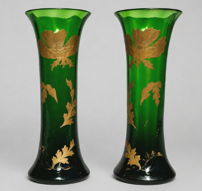 Paire de Vases Diabolo En Cristal De Saint Louis , Art Nouveau , 1980 ; Vert Eemeraude , Dorure