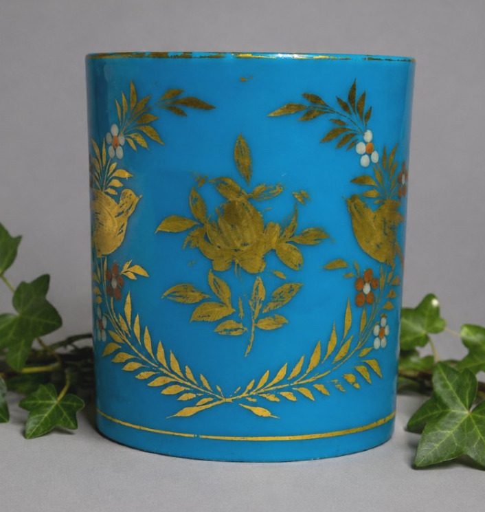 Gobelet en opaline de cristal bleu turquoise d'époque Restauration Décor aux oiseaux & fleurs