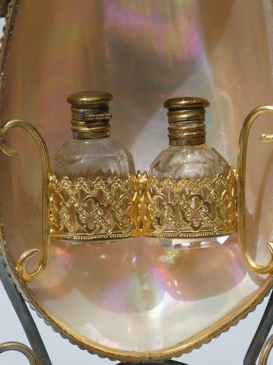 Perfume Cabinet, Palais Royal, Napoleonic III Period, 19th-century Baccarat; Mother-of-pearl Fragrance Box-photo-3