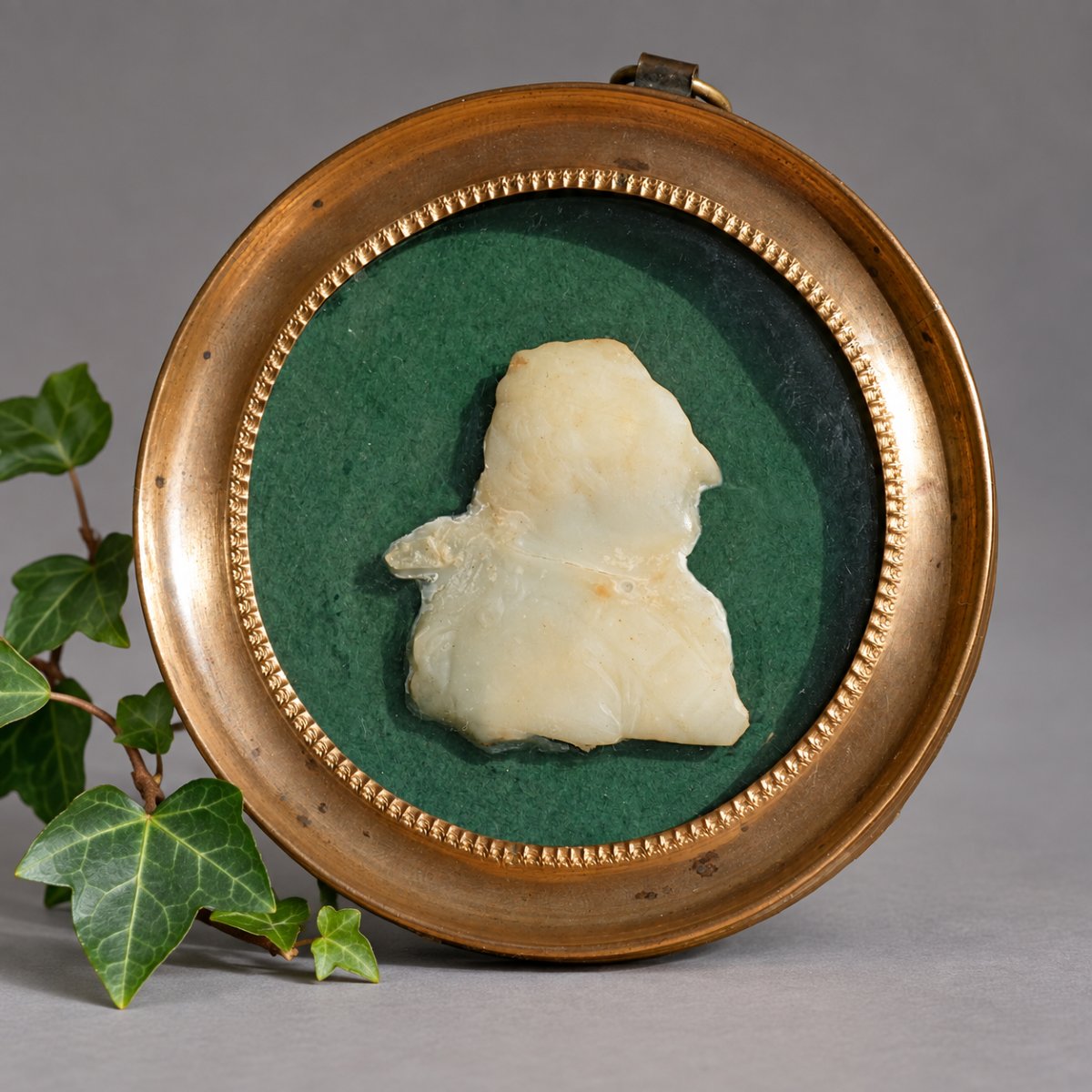 Profil Du Roi Louis XVI , Portrait En Cire XVIIIe Siecle , Medaillon , Souvenir Historique 