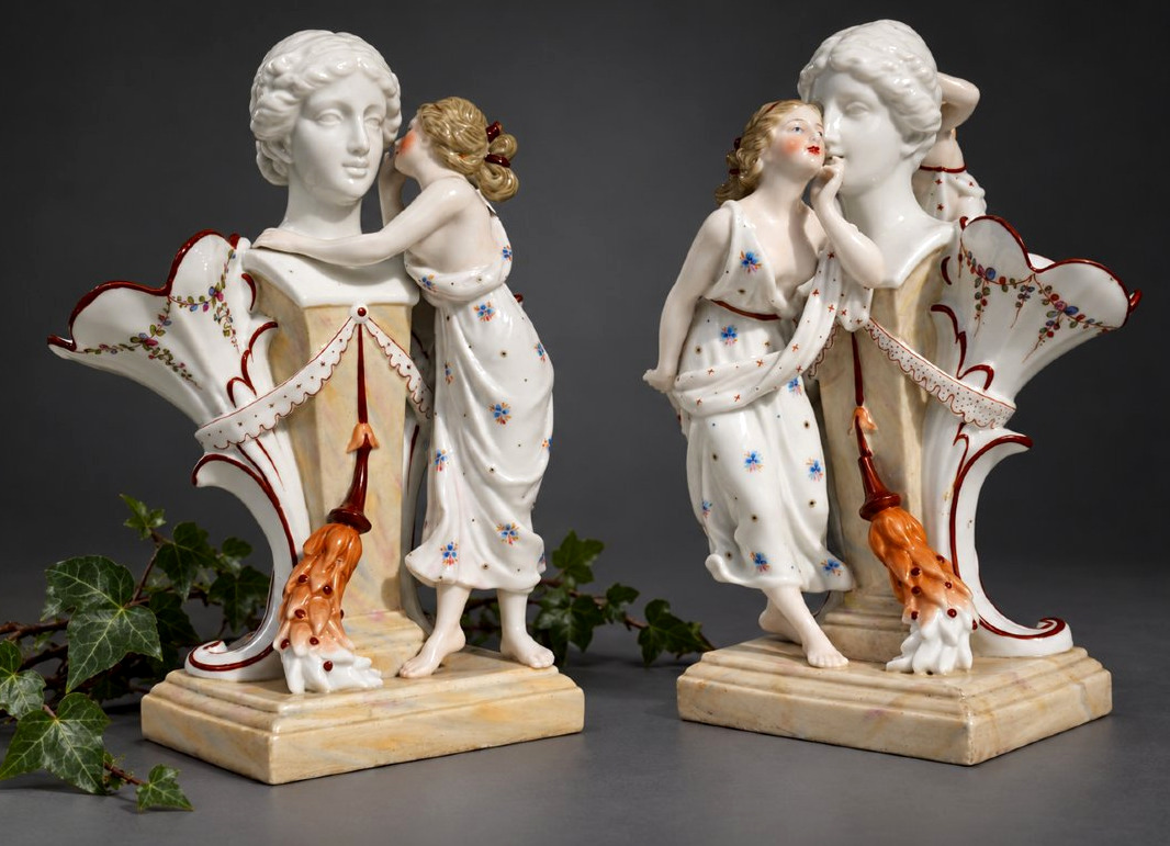 Paire de vases figuratifs en porcelaine polychrome KPM vers 1880 Berlin , Ange / Antique XIXe