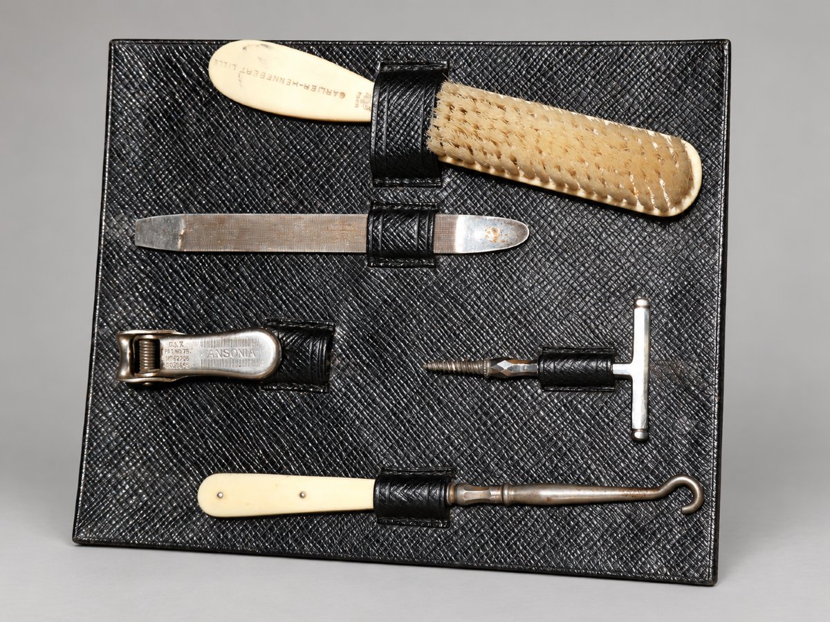 Louis Vuitton – Vanity Case / Leather Travel Kit, Bottles & Accessories, 20th Century, 1920-photo-2