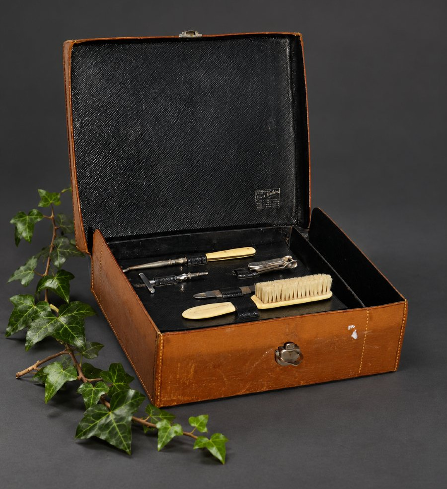 Louis Vuitton – Vanity Case / Leather Travel Kit, Bottles & Accessories, 20th Century, 1920-photo-3