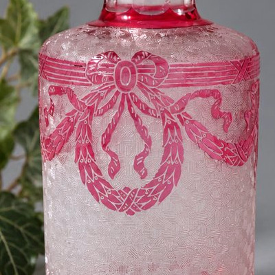 Service De Toilette En Cristal Rose Gravé à Décor De Guirlandes & Rubans Vers 1900 Saint Louis-photo-1