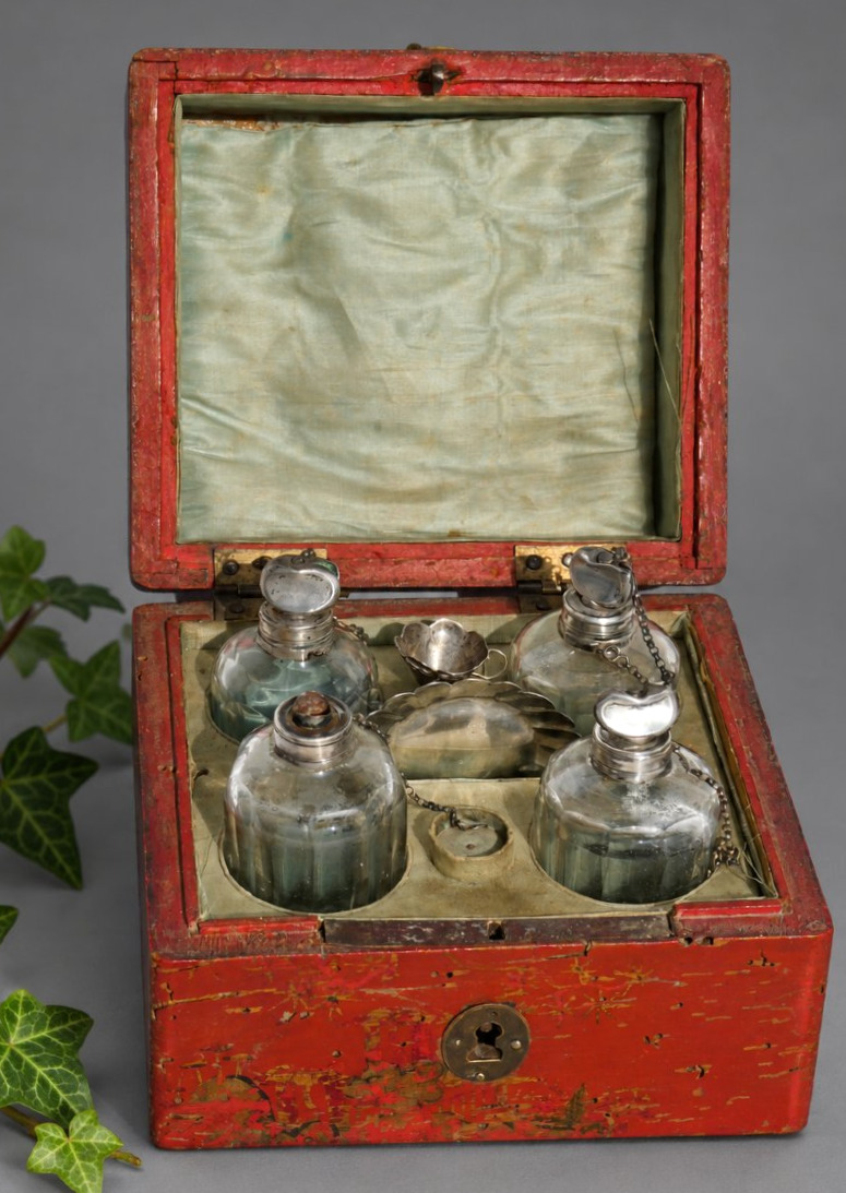 Coffret à Senteurs , Epoque XVIIIe Siecle , Decor Asiatique , Flacons à Parfum , Argent Massif-photo-3