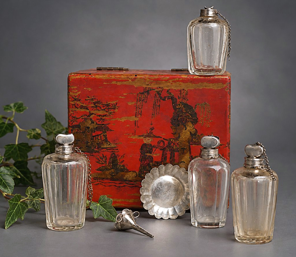Coffret à Senteurs , Epoque XVIIIe Siecle , Decor Asiatique , Flacons à Parfum , Argent Massif