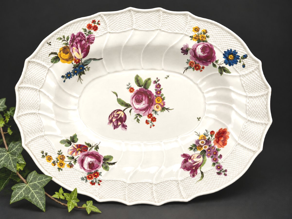 Large Oval Serving Dish In Polychrome Viennese Porcelain—18th Century, Louis XV Ozier