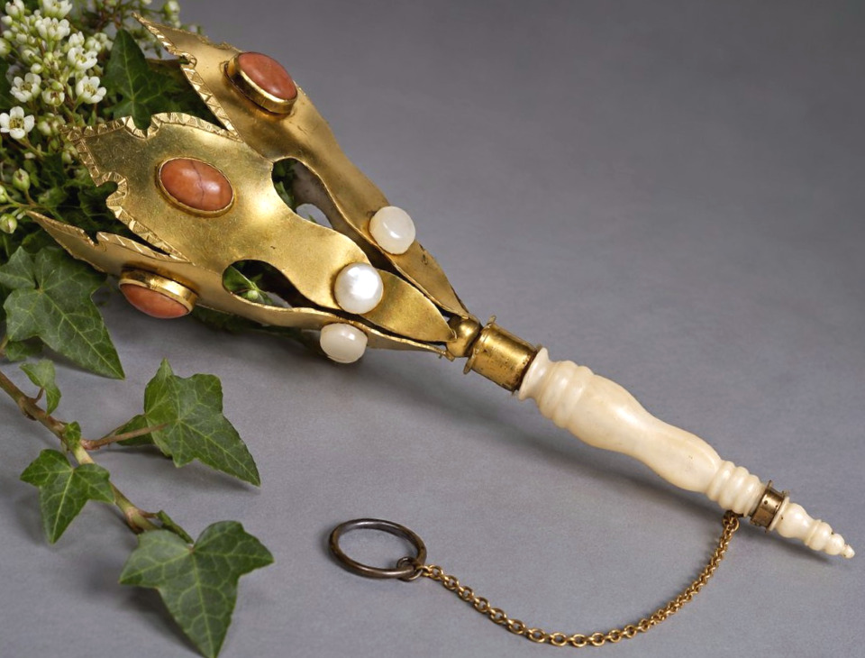 Porte bouquet De Bal En Pomponne, Nacre & Corail XIXe siècle Napoléon III , Bijou , Objet Vertu