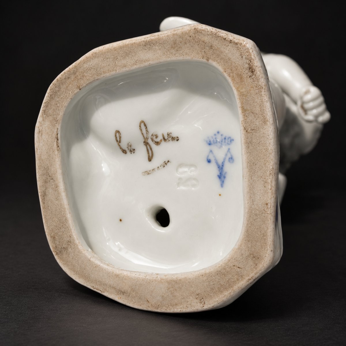 Sujet En Porcelaine Allemande Putto Enfant d'Apres Falconnet , Le Feu XIXe Style XVIIIe Meissen-photo-1