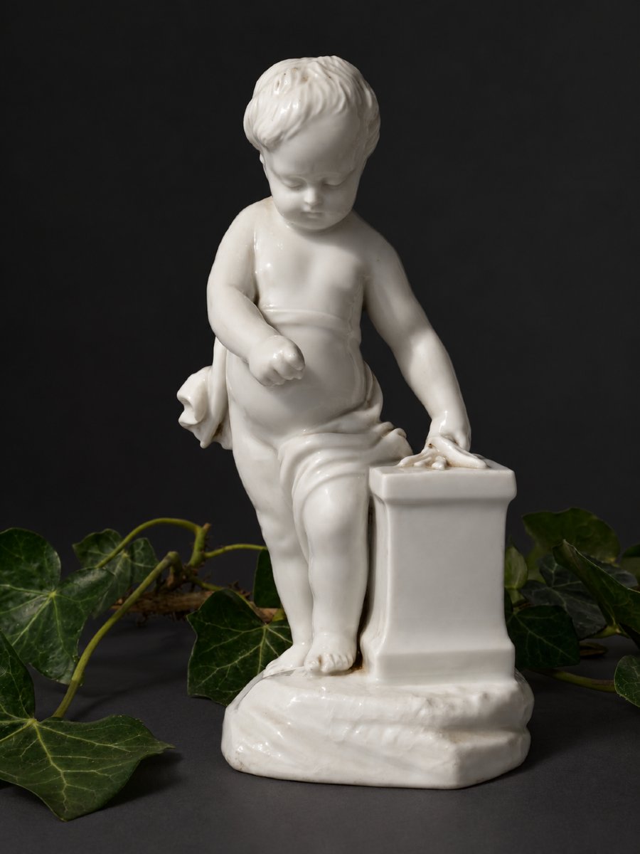 Sujet En Porcelaine Allemande Putto Enfant d'Apres Falconnet , Le Feu XIXe Style XVIIIe Meissen