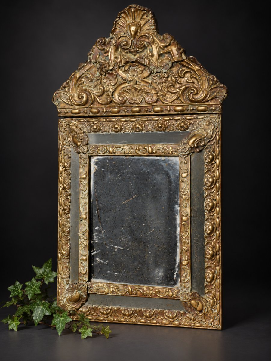 Miroir à Fronton Parecloses Laiton Repoussé – Décor Baroque – XVIIIe XIXe siècle 