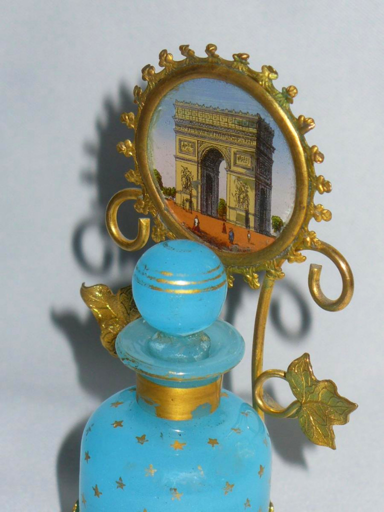 Flacon à Parfum En Opaline Bleue , Monture En Bronze Doré Fixé Sous Verre Paris , Palais Royal-photo-1