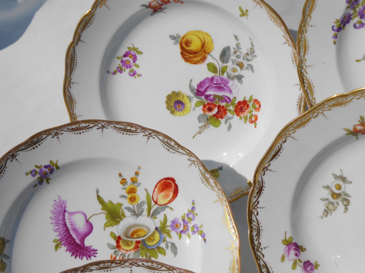 Série De Neuf Assiettes En Porcelaine De Meissen Style XVIIIe , Bouquets De Fleurs Assiette-photo-2